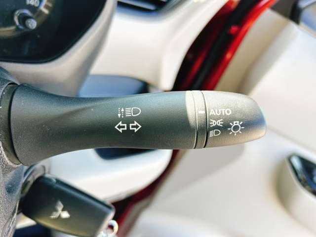 �y�I�[�g���C�g�z�ԊO�̖��邳�����m���āA�����I�Ƀw�b�h���C�g��_�����Ă���܂���g���l���𑖍s����ۂɂ��A�����I�ɓ_�����Ă���ĕ֗��ȑ�����1�ł���