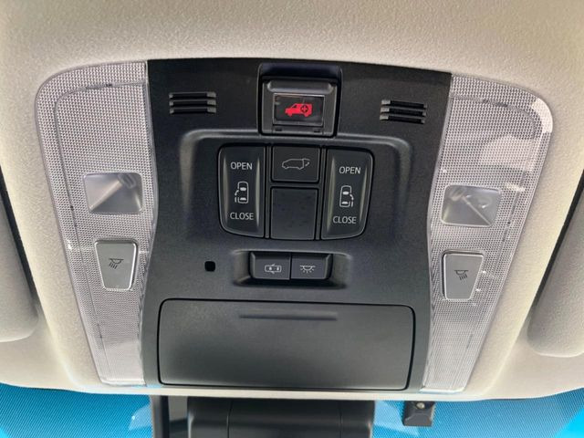 【両側パワースライドドア】スマートキーや運転席のスイッチで後席両側スライドドアの開閉が可能♪電動だから力を入れてドアを開ける必要が無く、小さなお子様でも簡単に開け閉めでき快適です♪