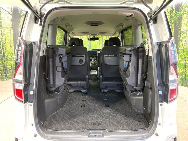 普段のお買い物や通勤、送迎等に十分な荷室スペースを確保しております。セカンドシートを倒すと、大きな荷物の積載も可能です♪