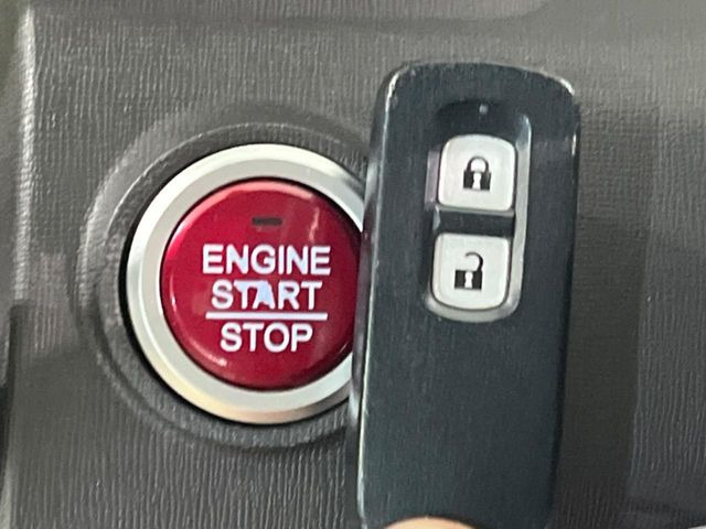 �yHonda�X�}�[�g�L�[�z�J�o����|�P�b�g�ɓ��ꂽ�܂܂ł��h�A�̎{���E�������\�ȃX�}�[�g�L�[�𑕔��B�G���W���̃I���E�I�t�����J�M�����o���K�v����������Ƃ��Ă��֗��ł���