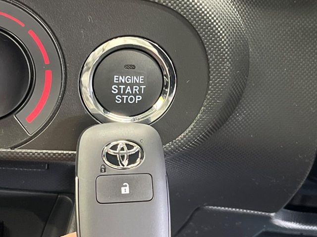 �y�X�}�[�g�L�[�z�J�o����|�P�b�g�ɓ��ꂽ�܂܂ł��h�A�̎{���E�������\�ȃX�}�[�g�L�[�𑕔��B�G���W���̃I���E�I�t�����J�M�����o���K�v����������Ƃ��Ă��֗��ł���