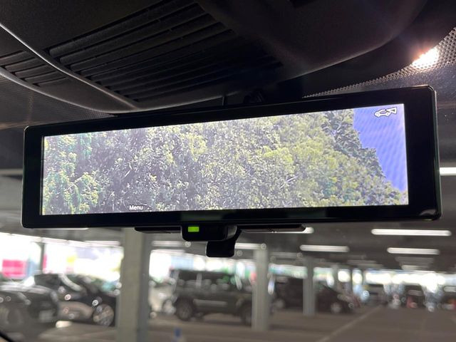 【インテリジェントルームミラー】後席の大きな荷物や同乗者で後方が確認しづらい時でも安心!カメラが撮影した車両後方の映像をルームミラー内に表示。クリアな視界で状況の確認が可能です!