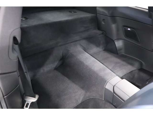 9,000rpm�܂ŉ��4.0L���R�z�C�G���W���ł������܂��B�ߋ��Ȃ��ł����܂Ŋ��\�I�ȉ��ƃ��X�|���X�͗ނ܂�ȑ��݂ł��B