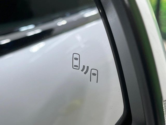 【ブラインドスポットモニター】走行中、ドアミラーの死角になりやすい箇所に後続車が接近するとサイドミラーのレンズに警告を表示!ドライバーに注意喚起をしてくれます。