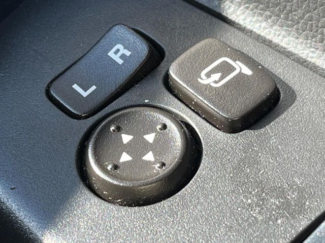 �y�d���i�[�~���[�z�T�C�h�~���[�͓d���i�[���ƂȂ��Ă���A�������ԏ�ł��L�Y�������X�N��}�����܂��B