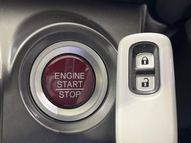 �yHonda�X�}�[�g�L�[�z�J�o����|�P�b�g�ɓ��ꂽ�܂܂ł��h�A�̎{���E�������\�ȃX�}�[�g�L�[�𑕔��B�G���W���̃I���E�I�t�����J�M�����o���K�v����������Ƃ��Ă��֗��ł���