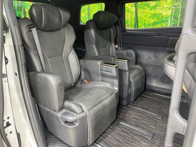 後部座席も気になるようなキズ・汚れやへたり等、大きなダメージはなく、良好な状態です。