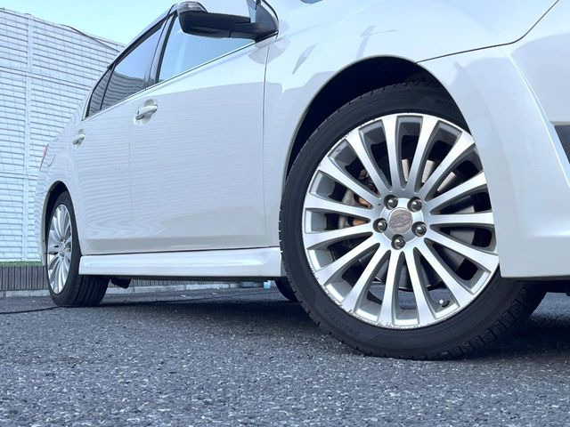 �y�����A���~�z�C�[���z�O�ςɃ}�b�`���������A���~�z�C�[���𑕒����Ă���܂��B�e��ЊO�A���~�z�C�[����A�X�^�b�h���X�^�C�����戵�����Ă���܂��B���񂲑��k����������