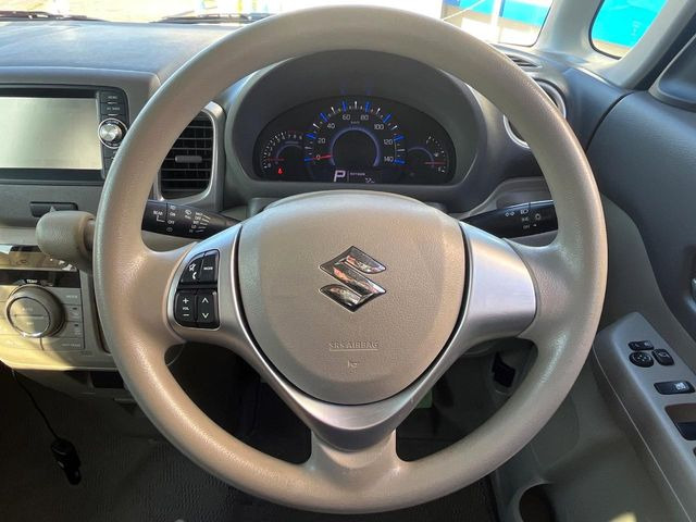 �C���e���A�ɍ��킹���f�U�C���̃X�e�A�����O�́A�^�]�������̂��Ƃ��l���A�^�]���₷���`��A�傫���ł��B�����x�A���ۂɐG���Ă��m���߂��������B