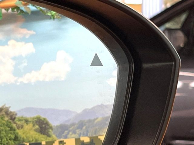 【後方車輛検知】走行中、ドアミラーの死角になりやすい箇所に後続車が接近するとサイドミラー付近に警告を表示、ドライバーに注意喚起をしてくれます。