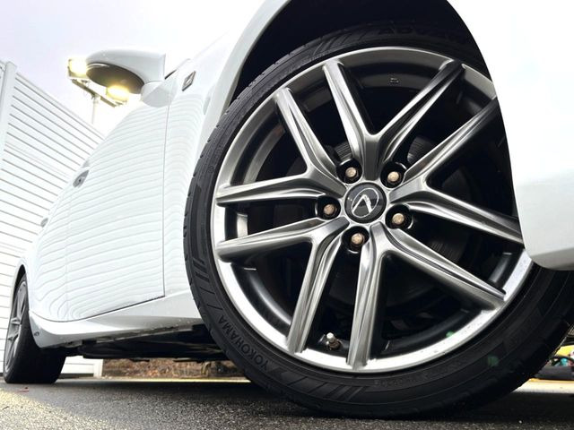 【純正18インチアルミホイール】外観にマッチした純正アルミホイールを装着しております。各種社外アルミホイールや、スタッドレスタイヤも取扱いしております。是非ご相談ください♪