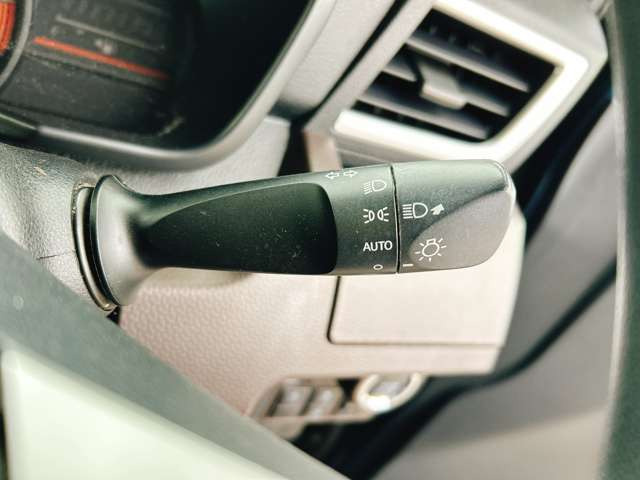 �y�I�[�g���C�g�z�ԊO�̖��邳�����m���āA�����I�Ƀw�b�h���C�g��_�����Ă���܂���g���l���𑖍s����ۂɂ��A�����I�ɓ_�����Ă���ĕ֗��ȑ�����1�ł���