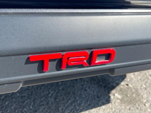 【TRDエアロ】人気のTRDエアロを装備!クルマの外観がよりスタイリッシュになり、街中で存在感あふれる1台に♪将来買い替える時にもリセールに影響しやすく、価値ある人気の装備です!