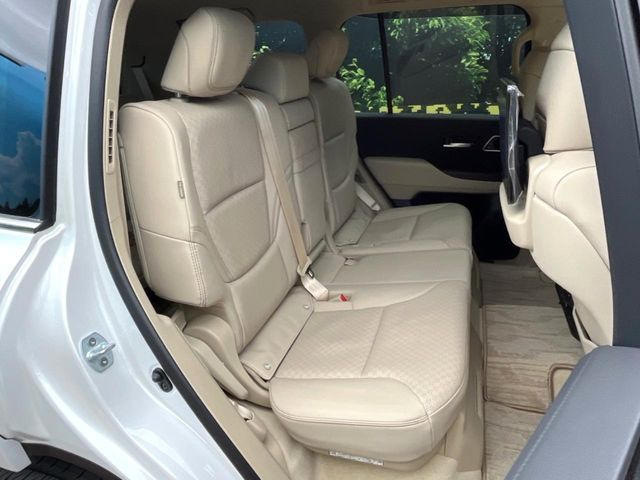 後部座席も気になるようなキズ・汚れやへたり等、大きなダメージはなく、良好な状態です。