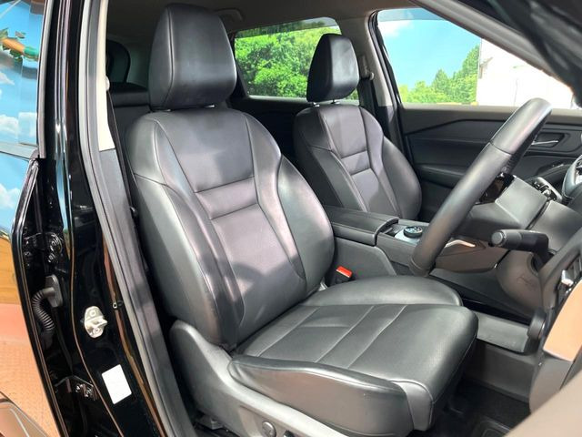 【合皮レザーシート】汚れのふき取りが容易でメンテナンスもが簡単な、機能性に優れる合成皮革を採用した上質なシートです。座り心地もよく、高級感あふれる心地良い車内空間を演出してくれます。