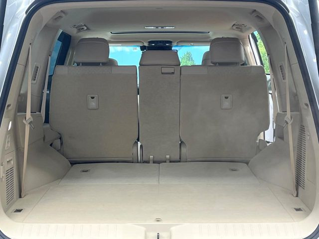 後席を格納すると、これだけの広さが!シーンに合わせたシートアレンジで、大きな荷物も積むことが出来ます♪