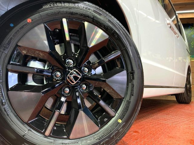 �y����16�C���`�A���~�z�C�[���z�O�ςɃ}�b�`���������A���~�z�C�[���𑕒����Ă���܂��B�e��ЊO�A���~�z�C�[����A�X�^�b�h���X�^�C�����戵�����Ă���܂��B���񂲑��k����������