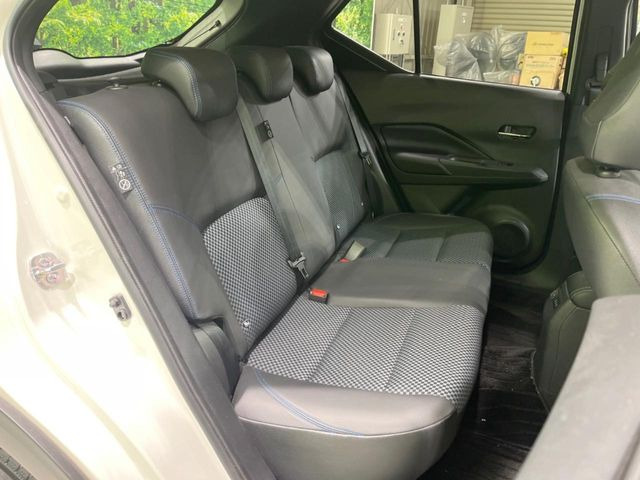 後部座席も気になるようなキズ・汚れやへたり等、大きなダメージはなく、良好な状態です。