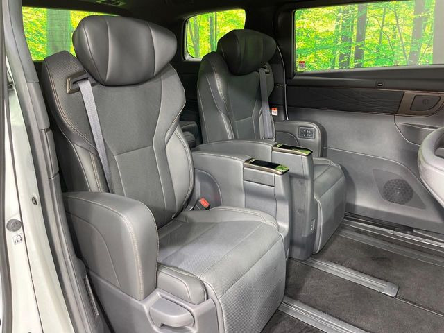 後部座席も気になるようなキズ・汚れやへたり等、大きなダメージはなく、良好な状態です。