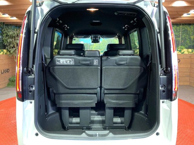 ���i�̂���������ʋ΁A���}���ɏ\���ȉ׎��X�y�[�X���m�ۂ��Ă���܂��B�Z�J���h�V�[�g��|���ƁA�傫�ȉו��̐ύڂ��\�ł���