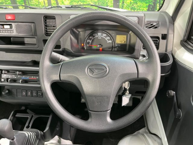 �C���e���A�ɍ��킹���f�U�C���̃X�e�A�����O�́A�^�]�������̂��Ƃ��l���A�^�]���₷���`��A�傫���ł��B�����x�A���ۂɐG���Ă��m���߂��������B