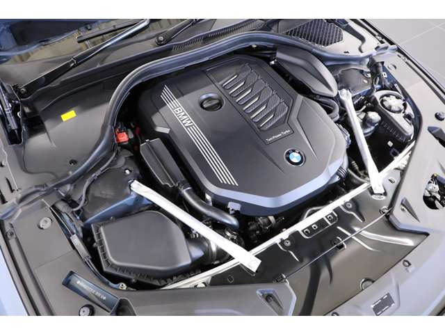 <��v����>3.0L ����6�C��DOHC�^�[�{�A340ps/51.0kgm�A�S��&times;�S��&times;�S��mm 4855&times;1900&times;1340mm�A�ԗ��d�� 1900kg