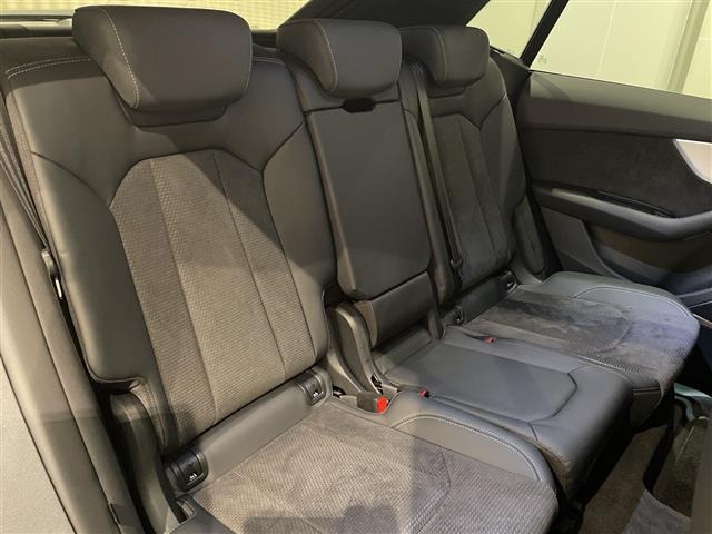 Q855 TFSI クワトロ Sライン 4WD