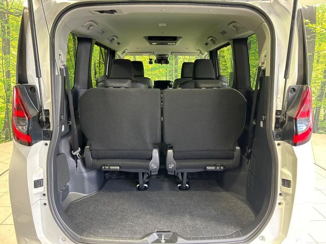 ���i�̂���������ʋ΁A���}���ɏ\���ȉ׎��X�y�[�X���m�ۂ��Ă���܂��B�Z�J���h�V�[�g��|���ƁA�傫�ȉו��̐ύڂ��\�ł���