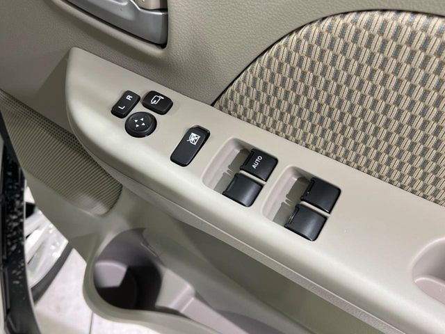 �y�d���i�[�~���[�z�T�C�h�~���[�͓d���i�[���ƂȂ��Ă���A�������ԏ�ł��L�Y�������X�N��}�����܂��B