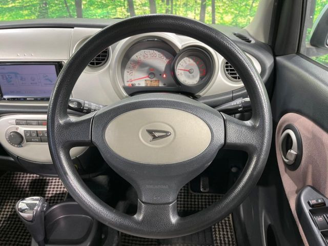 �C���e���A�ɍ��킹���f�U�C���̃X�e�A�����O�́A�^�]�������̂��Ƃ��l���A�^�]���₷���`��A�傫���ł��B�����x�A���ۂɐG���Ă��m���߂��������B