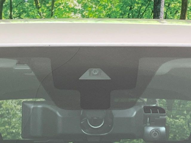 【インテリジェントエマージェンシーブレーキ】フロントカメラで前方の車両や歩行者を検知。衝突しそうな時は衝突被害軽減ブレーキが作動、衝突回避をサポート。より安全にドライブをお楽しみいただけます。