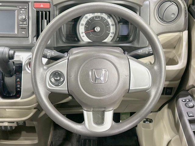 �C���e���A�ɍ��킹���f�U�C���̃X�e�A�����O�́A�^�]�������̂��Ƃ��l���A�^�]���₷���`��A�傫���ł��B�����x�A���ۂɐG���Ă��m���߂��������B