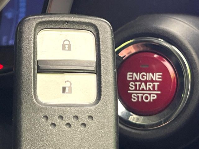 �yHonda�X�}�[�g�L�[�z�J�o����|�P�b�g�ɓ��ꂽ�܂܂ł��h�A�̎{���E�������\�ȃX�}�[�g�L�[�𑕔��B�G���W���̃I���E�I�t�����J�M�����o���K�v����������Ƃ��Ă��֗��ł���