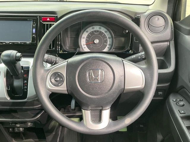 �C���e���A�ɍ��킹���f�U�C���̃X�e�A�����O�́A�^�]�������̂��Ƃ��l���A�^�]���₷���`��A�傫���ł��B�����x�A���ۂɐG���Ă��m���߂��������B