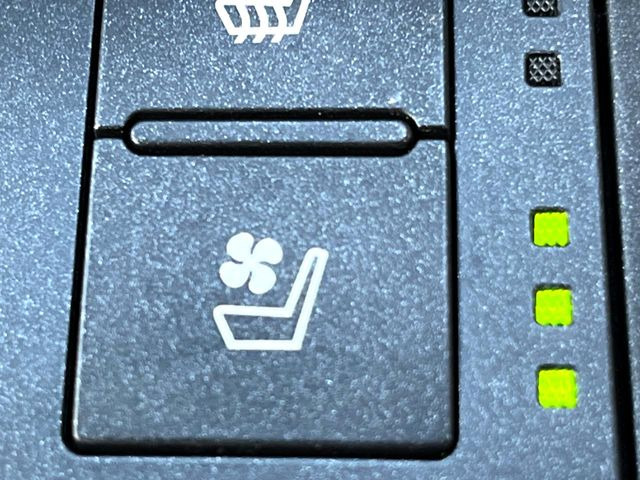 【シートベンチレーション】夏場は涼しい風でお尻や背中の熱やムレを防ぎ、冬はエアコンよりも早く温まってポカポカに!季節を問わず快適に過ごせます。