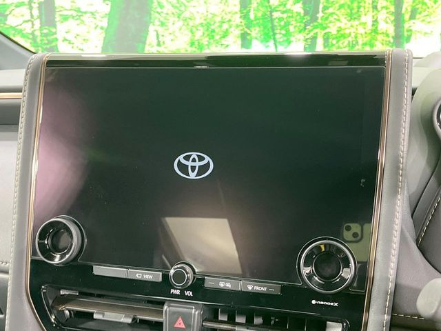 【メーカー純正ナビ】インテリアに溶け込むスタイリッシュな「専用設計」メーカーナビを装備♪視認性や操作性など基本性能にも優れ、より上質なカーライフをお楽しみいただけます。