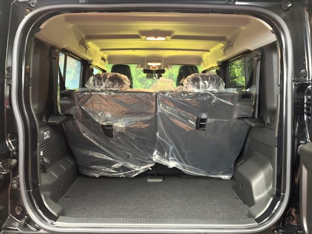 ���i�̂���������ʋ΁A���}���ɏ\���ȉ׎��X�y�[�X���m�ۂ��Ă���܂��B�Z�J���h�V�[�g��|���ƁA�傫�ȉו��̐ύڂ��\�ł���