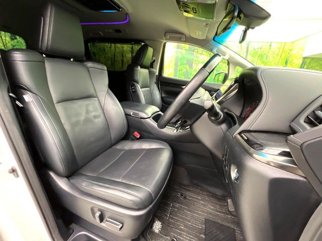 【合皮レザーシート】汚れのふき取りが容易でメンテナンスもが簡単な、機能性に優れる合成皮革を採用した上質なシートです。座り心地もよく、高級感あふれる心地良い車内空間を演出してくれます。