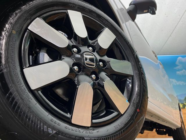 �y�����A���~�z�C�[���z�O�ςɃ}�b�`���������A���~�z�C�[���𑕒����Ă���܂��B�e��ЊO�A���~�z�C�[����A�X�^�b�h���X�^�C�����戵�����Ă���܂��B���񂲑��k����������