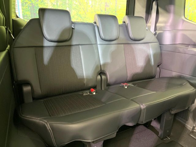 床下収納式のサードシートです。座席部分をコンパクトに収納でき、広大な荷室スペースとしてお使いいただけます!乗車人数や荷物の量など利用シーンに合わせて3列目を有効活用でき、とっても便利♪