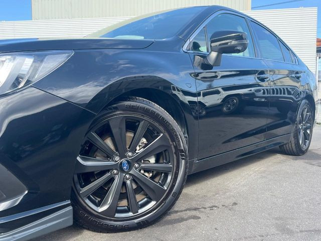 �y�O���[�h��p����18�C���`�A���~�z�C�[���z�f�U�C�����̍��������A���~�z�C�[���𑕒����Ă���܂��B�e��ЊO�A���~�z�C�[����A�X�^�b�h���X�^�C�����戵�����Ă���܂��B���񂲑��k����������