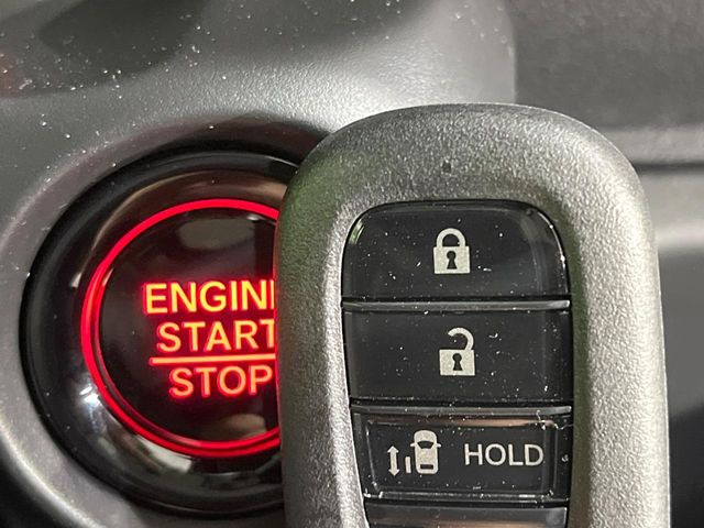 �yHonda�X�}�[�g�L�[�z�J�o����|�P�b�g�ɓ��ꂽ�܂܂ł��h�A�̎{���E�������\�ȃX�}�[�g�L�[�𑕔��B�G���W���̃I���E�I�t�����J�M�����o���K�v����������Ƃ��Ă��֗��ł���