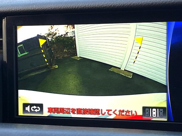 【バックカメラ】駐車時に後方がリアルタイム映像で確認できます。大型商業施設や立体駐車場での駐車時や、夜間のバック時に大活躍!運転スキルに関わらず、今や必須となった装備のひとつです!