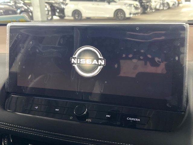 【メーカー純正ナビ】インテリアに溶け込むスタイリッシュな「専用設計」メーカーナビを装備♪視認性や操作性など基本性能にも優れ、より上質なカーライフをお楽しみいただけます。