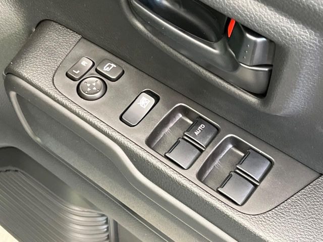 �y�d���i�[�~���[�z�T�C�h�~���[�͓d���i�[���ƂȂ��Ă���A�������ԏ�ł��L�Y�������X�N��}�����܂��B