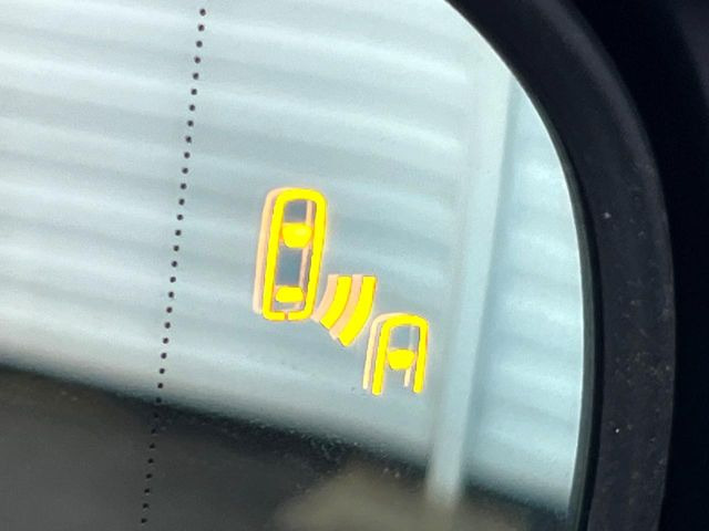 【ブラインドスポットモニター】走行中、ドアミラーの死角になりやすい箇所に後続車が接近するとサイドミラーのレンズに警告を表示!ドライバーに注意喚起をしてくれます。