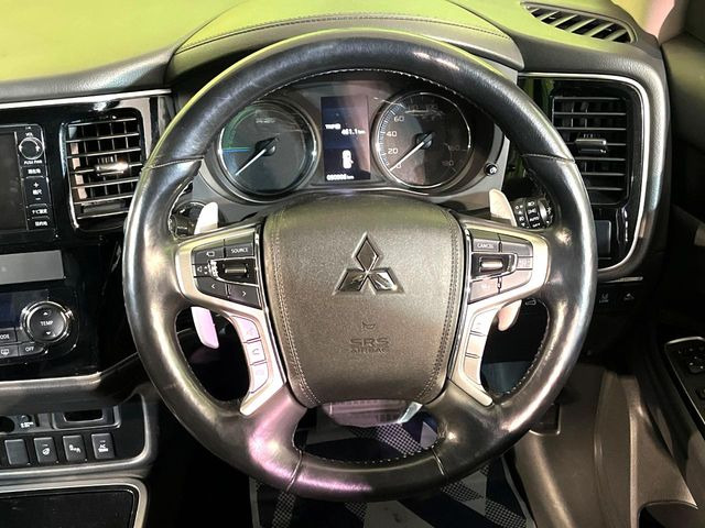 �y�����v�����X�e�A�����O�z�㎿�Ȋv���g�p���邱�ƂŁA��ɂ����������݂ƂĂ��^�]���₷���n���h���ł���