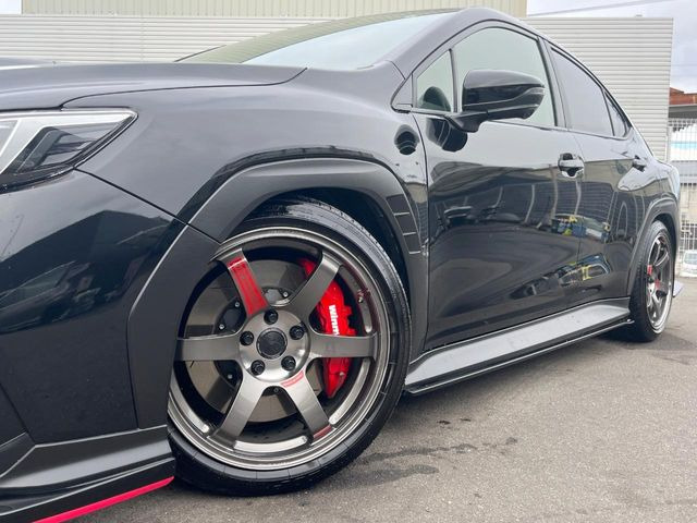 �yRAYS��TE37 18�C���`�A���~�z�C�[���z��l�C���[�J�[�̃z�C�[���𑕔���y�ʁE���d�x�̃A���~�z�C�[���́A�n���h�����O�E�����ȂǁA����̎������サ�Ă���܂���