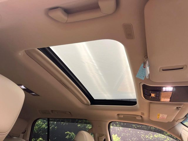 【サンルーフ】開放感たっぷりの希少装備、サンルーフが装着されています!車内に明かりを取り入れたり景色を楽しむ以外にも、車内の空気も簡単に換気できて快適です!