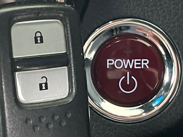 【Hondaスマートキー】カバンやポケットに入れたままでもドアの施錠・解錠が可能なスマートキーを装備。エンジンのオン・オフ時もカギを取り出す必要が無いからとっても便利です♪